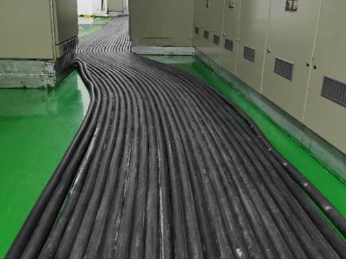 钟山如何根据理论计算公式计算温度对特定电压测量结果的影响？